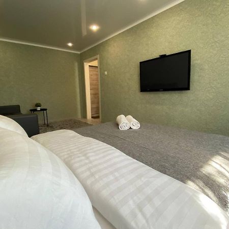 Seafront apartment パヴロダル エクステリア 写真